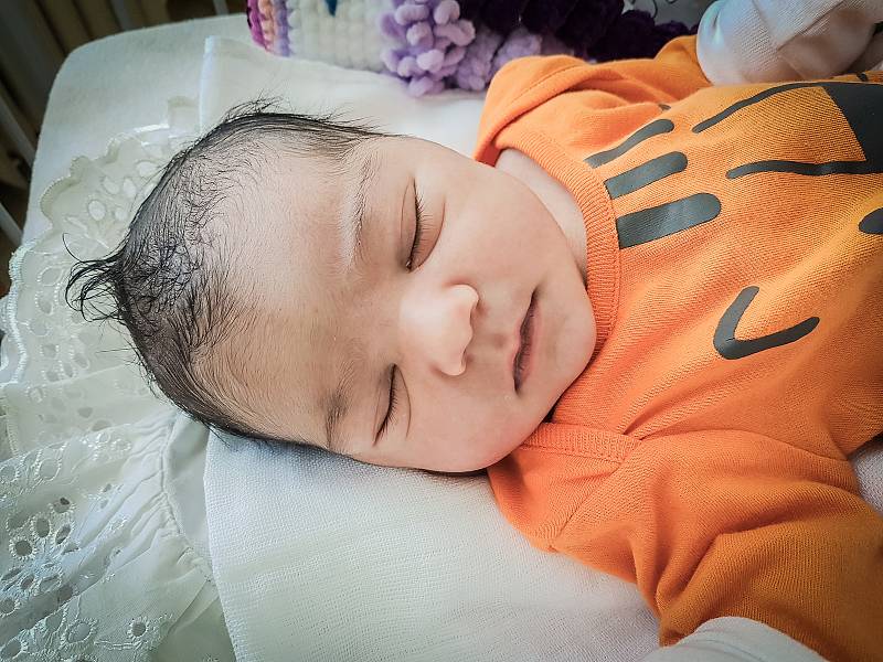 Laura Čechová, Dvory. Narodila se 18. května 2020 v 15.25 hodin, vážila 3 590g a měřila 49 cm. Svou prvorozenou holčičku očekávala maminka Viktoria. (Porodnice Nymburk)