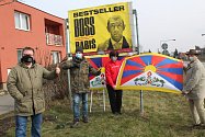 Tibetská vlajka září v Sadské u hlavního tahu na Prahu. Vyvěsil ji aktivista Jaroslav Bahník.