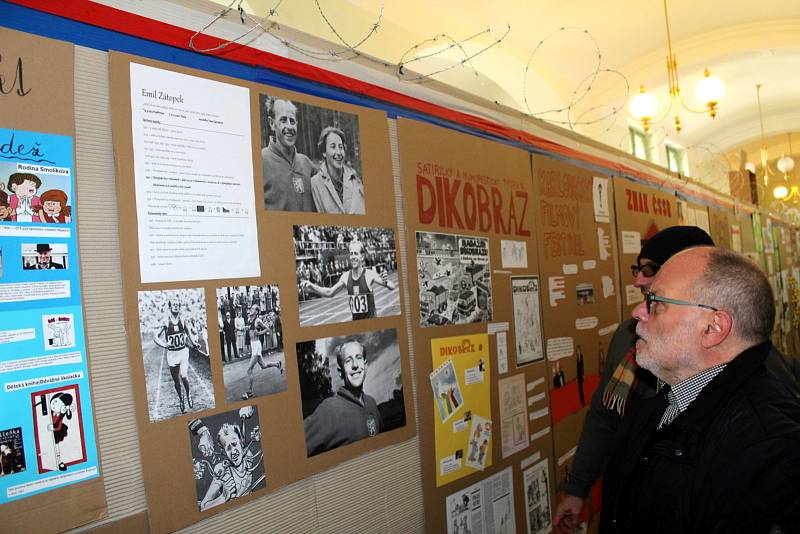 Studenti nymburského gymnázia si před dvěma lety připomněli 30. výročí Sametové revoluce velkou výstavou a řadou doprovodných akcí.