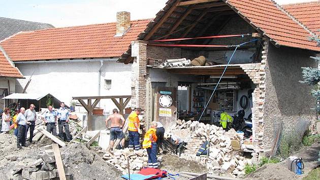 Záchranáři vyprošťovali muže, na kterého se zřítila stěna domu