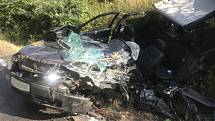 Čelní střet dvou osobních aut u Jílového nepřežil jeden z řidičů.
