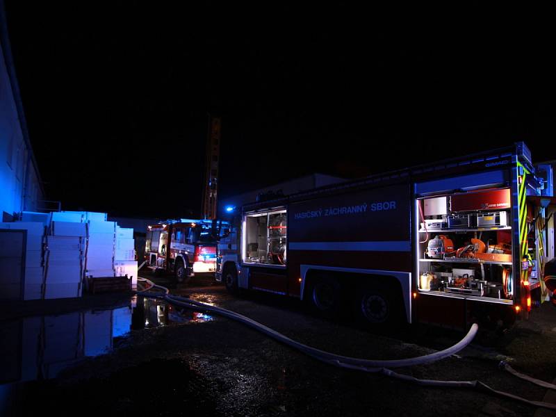 Požár výrobní haly v Lysé nad Labem.