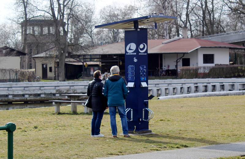 Nová dobíjecí stanice pro elektrokola poblíž budovaného bistra U Lupiče v Poděbradech.