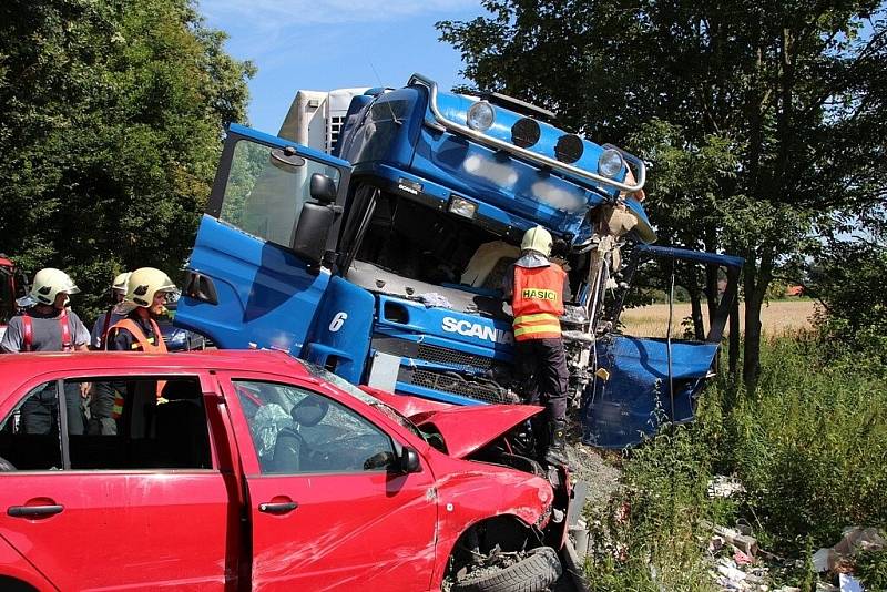 Při nehodě bylo zraněno šest lidí včetně malého chlapce, který utrpěl těžké zranění hlavy a byl v bězvědomí.