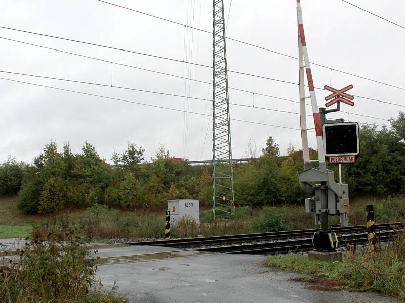 Železniční přejezd u Poděbradky mezi Nymburkem a Poděbrady.