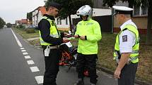 Policisté rozdávali motocyklistům  reflexní šle