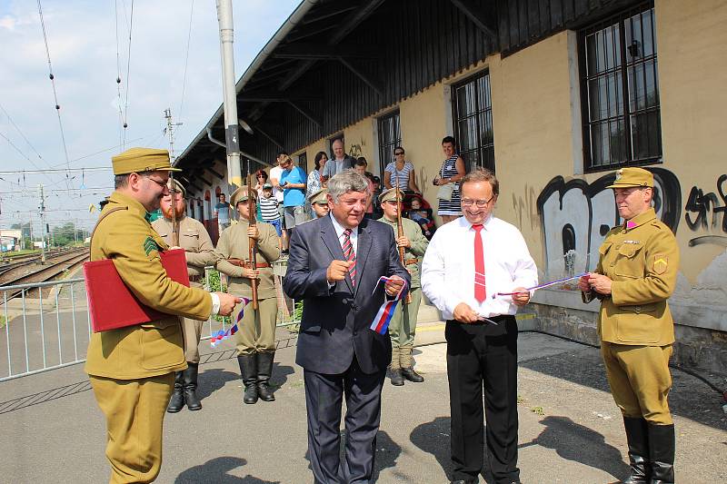 Legiovlak se třinácti vagóny, který byl postaven jako připomínka 100 let od těžkých časů československých legionářů v Rusku, stojí v těchto dnech na nádraží v Lysé nad Labem.