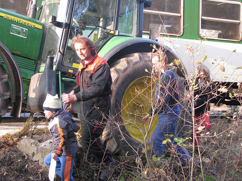 V sobotu odpoledne se srazil u Byšiček rychlík s traktorem. Nikomu se jako zázrakem nic nestalo.