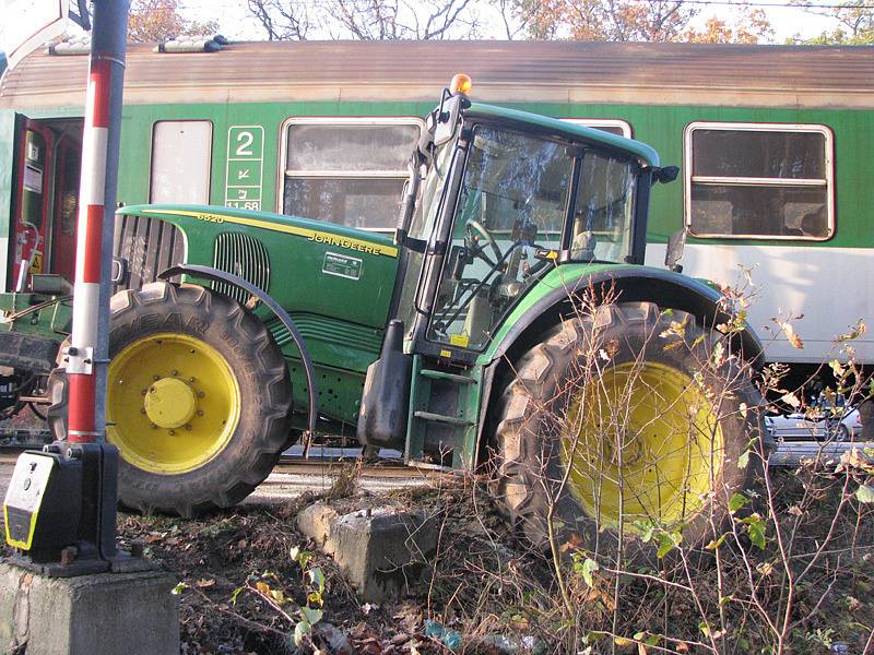 V sobotu odpoledne se srazil u Byšiček rychlík s traktorem. Nikomu se jako zázrakem nic nestalo.