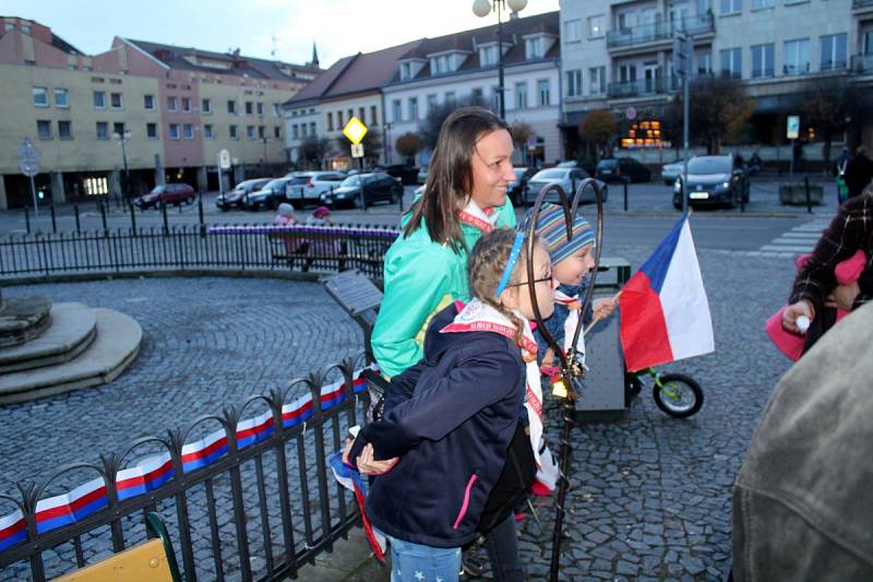 V Nymburce vyvrcholily oslavy 30. výročí Sametové revoluce v neděli odpoledne průvodem a shromážděním na náměstí.