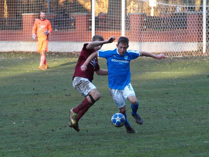 Fotbalisté Bohemie Poděbrady (v rudém) vyhráli doma okresní derby nad Vykání 2:1.