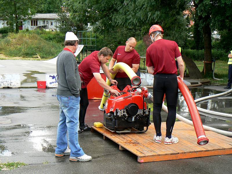 Běh na 100 metrů s překážkami, štafeta 4 x 100 metrů s překážkami a požární útok. To jsou tři disciplíny, ve kterých se na čas soutěžilo v rámci Krajské soutěže v požárním sportu.