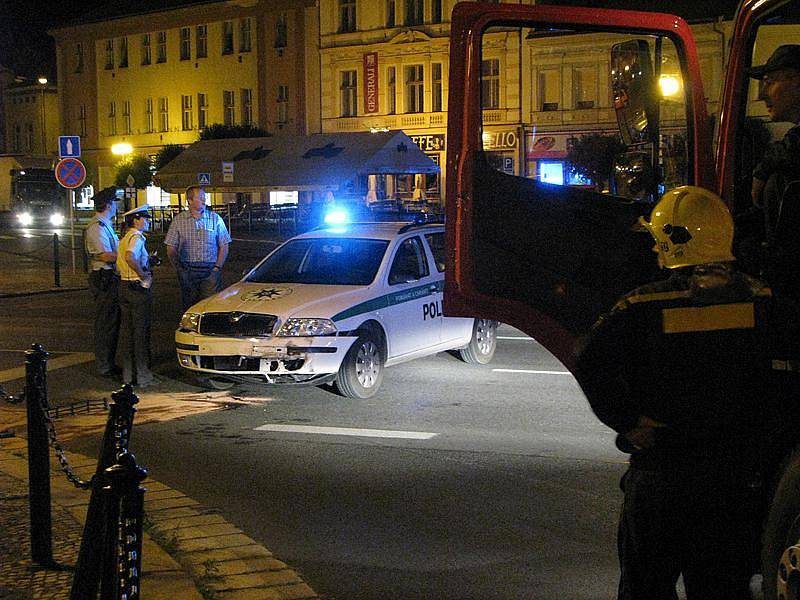 Policisté bourali před půlnocí na nymburském náměstí