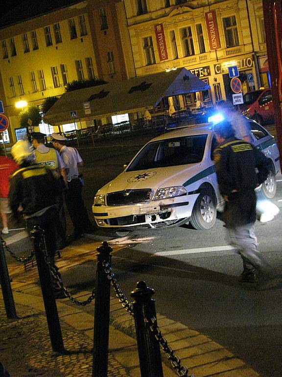 Policisté bourali před půlnocí na nymburském náměstí