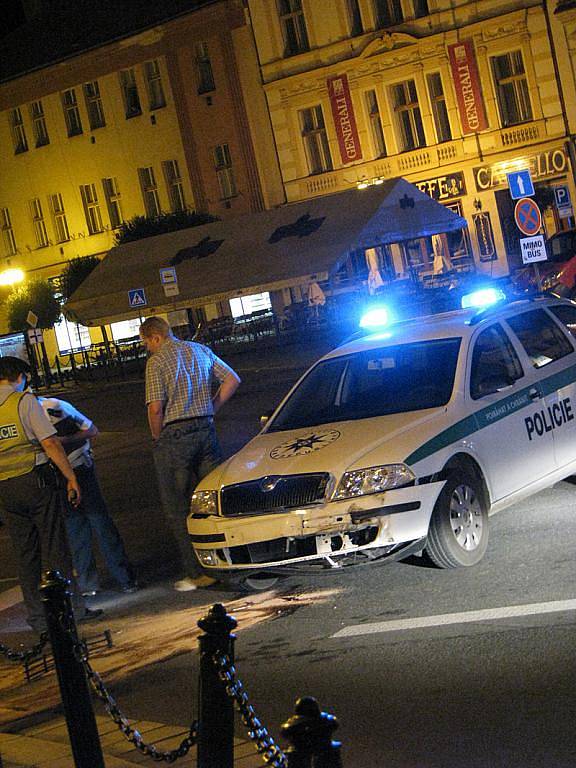 Policisté bourali před půlnocí na nymburském náměstí
