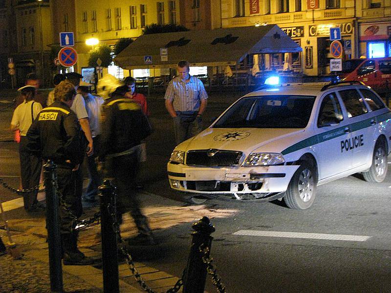 Policisté bourali před půlnocí na nymburském náměstí