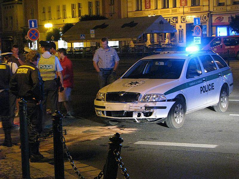 Policisté bourali před půlnocí na nymburském náměstí