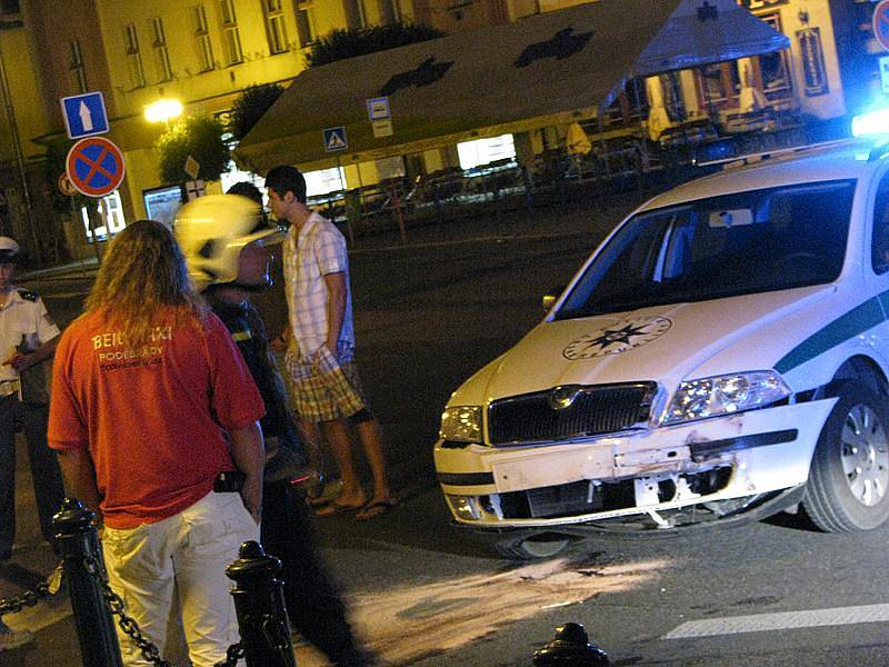 Policisté bourali před půlnocí na nymburském náměstí