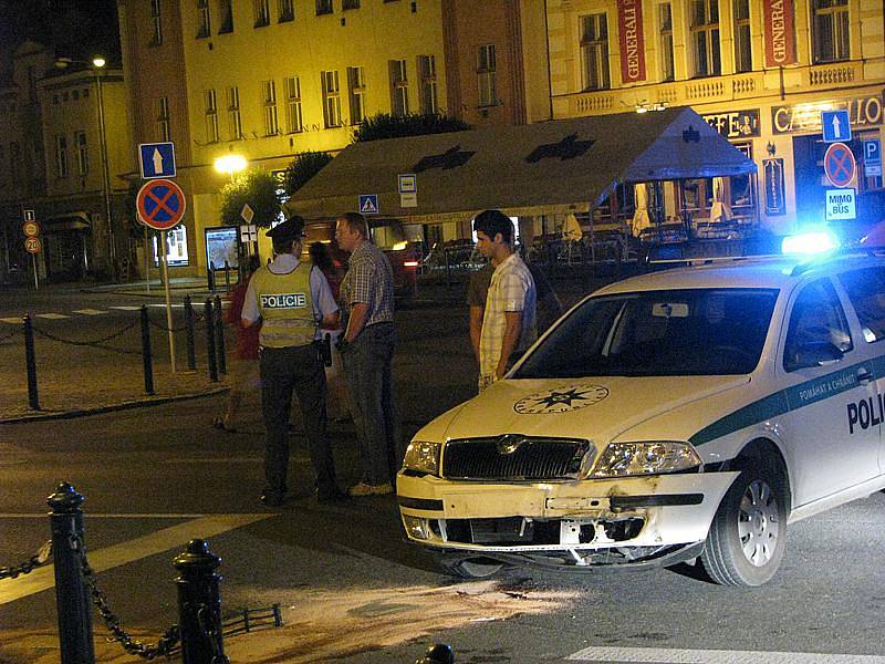 Policisté bourali před půlnocí na nymburském náměstí