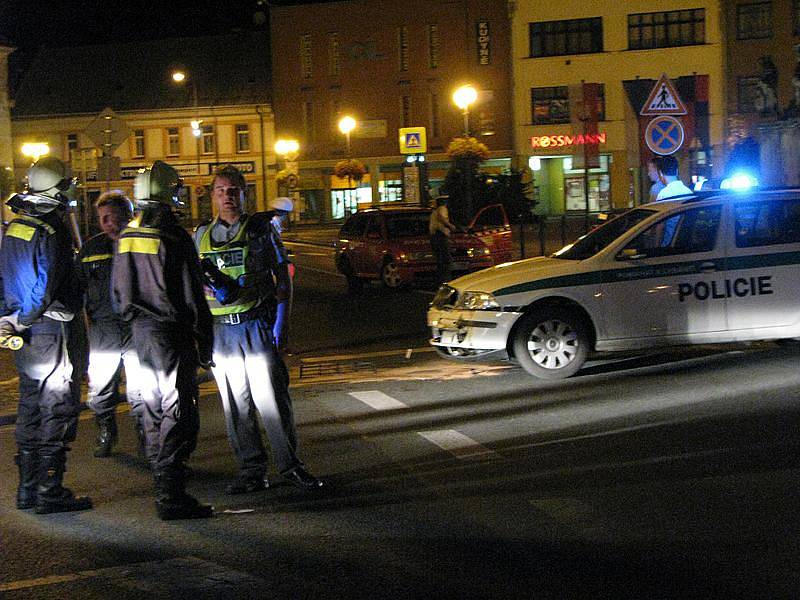 Policisté bourali před půlnocí na nymburském náměstí