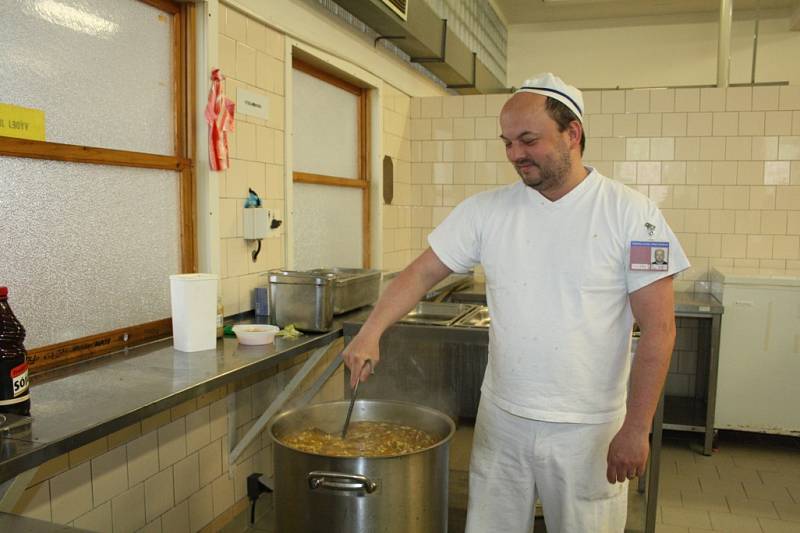 Kuchař Roman Vaňousek, který denně dohlíží nad přípravou jídel ve vězeňské kuchyni, při dokončování polévky.