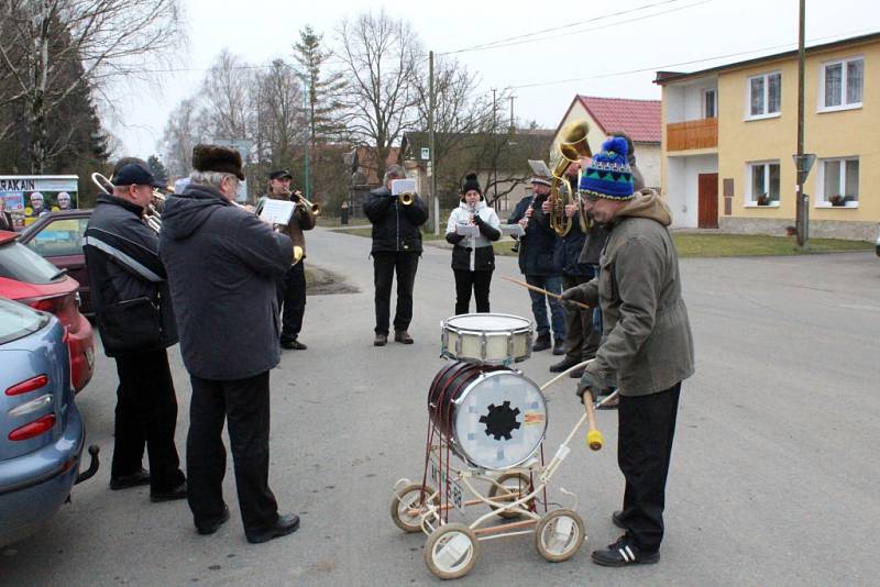 Masopustní průvod prošel Dobšicemi.