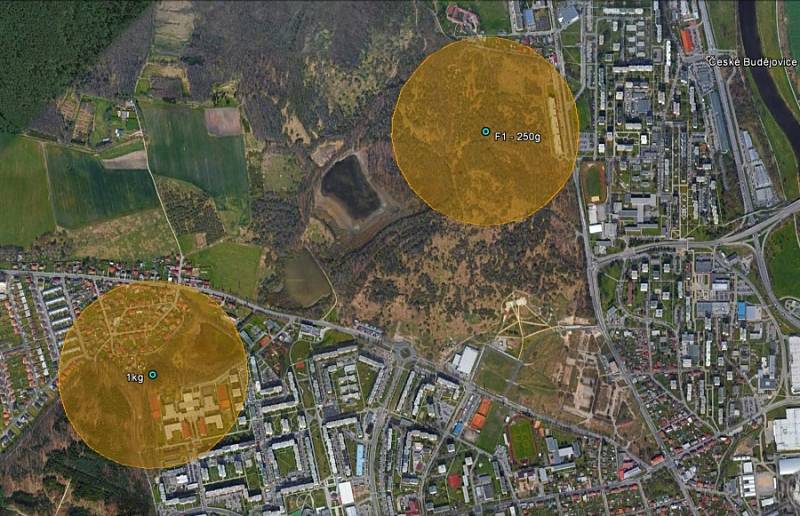 Schematické znázornění pádových oblastí pro dva největší meteority. Pravděpodobnost nálezu klesá směrem od středu vyznačených oblastí. Předpokládané hmotnosti pro danou oblast jsou na obrázku taktéž uvedeny