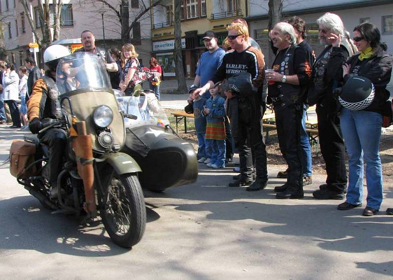 V Poděbradech se konal sraz harlejářů. Kolonádu zaplnily stovky motorek