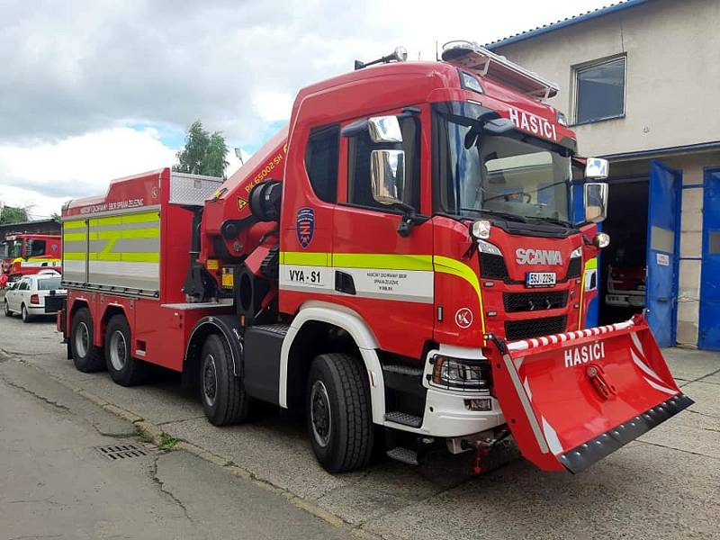 Nový vyprošťovací vůz získali nymburští hasiči Správy železnic.