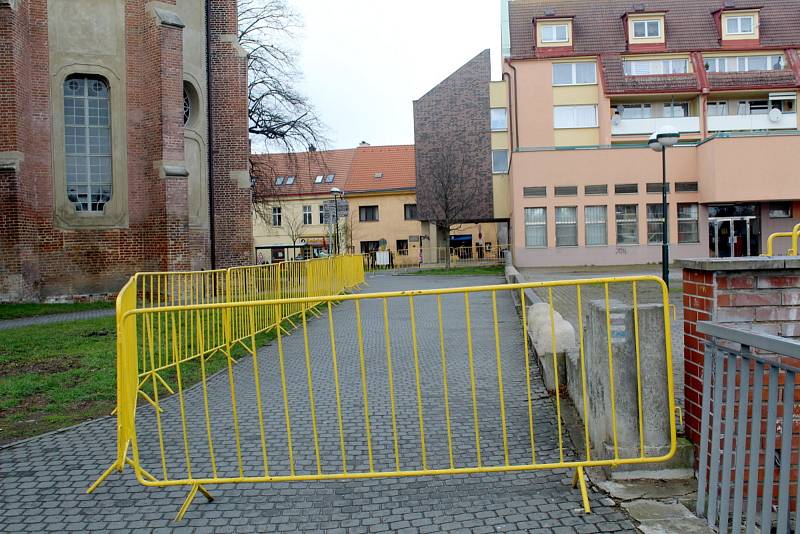 Žluté kovové hrazení ze všech stran znemožňuje od úterý přístup na terasu u Elišky v centru Nymburka. Místo, kterým denně procházely stovky lidí, je nutné obcházet.