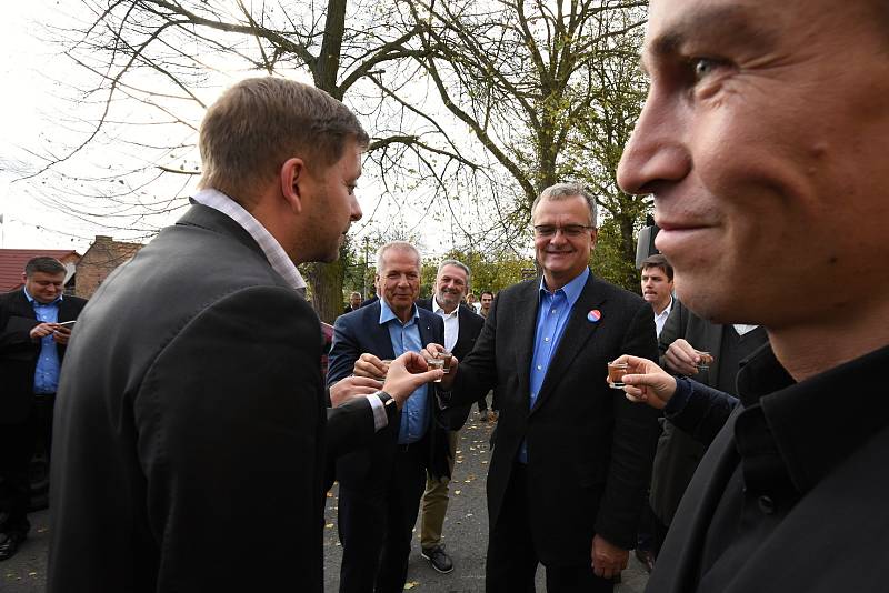 Středeční výlet Deník busem s deseti lídry středočeských politických stran, adepty do parlamentu, z Prahy až na Rakovnicko.