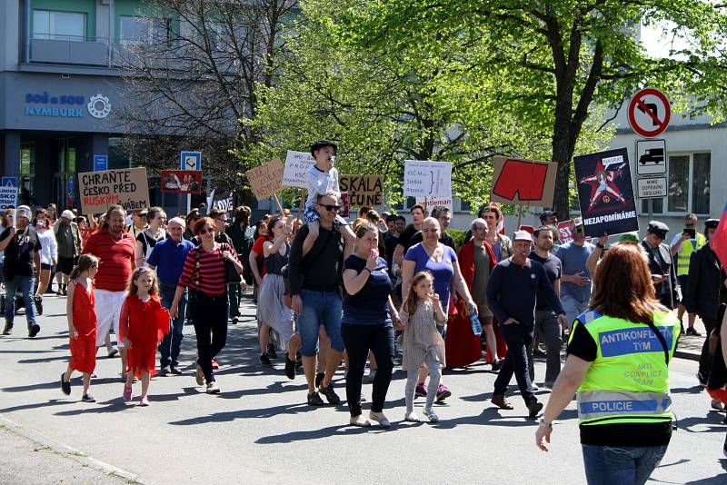 Protesty v Nymburce při jednání sjezdu komunistů a maškarní průvod.