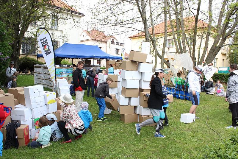 Umělci pod vedením Hanky Strejčkové a Venduly Burger hráli pohádky, pořádali veselou tančírnu rošťárnu pro děti či stavěli obří Archu z krabic.