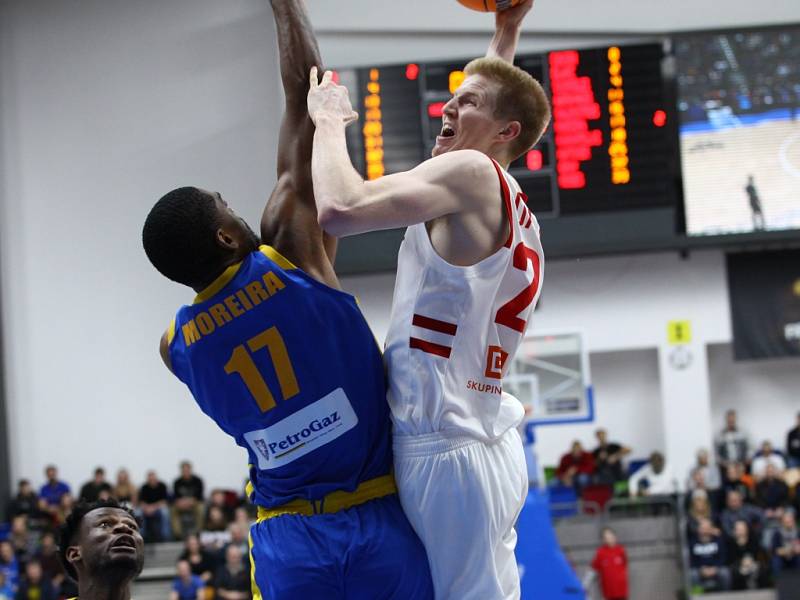 Z basketbalového utkání Ligy mistrů Nymburk - Peristeri (84:72)