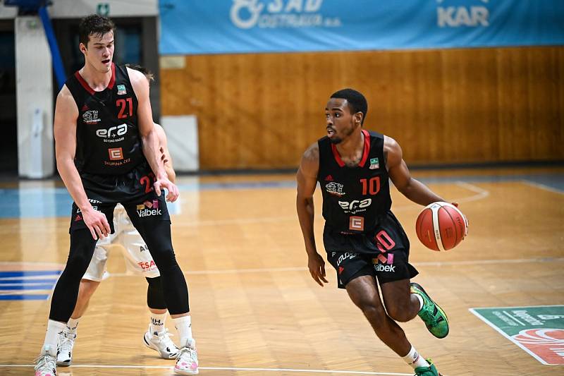 Z basketbalového utkání Kooperativa NBL Ostrava - Nymburk (75:101)