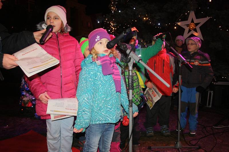 Akce Česko zpívá koledy 2016 na náměstí Přemyslovců v Nymburce.