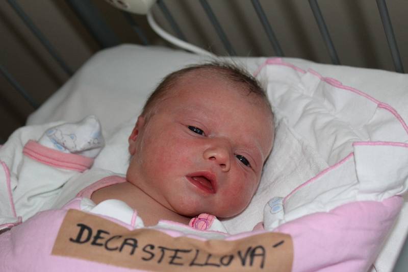 KLUK, NEBO HOLKA? SIMONKA! SIMONA DECASTELLOVÁ se narodila 15. března 2017 v 20.59 hodin. Holčička vážila 3 130 g a měřila 44 cm. Radují se z ní všichni příbuzní, ale nejvíc maminka Lenka a táta Patrik z Milovic. 