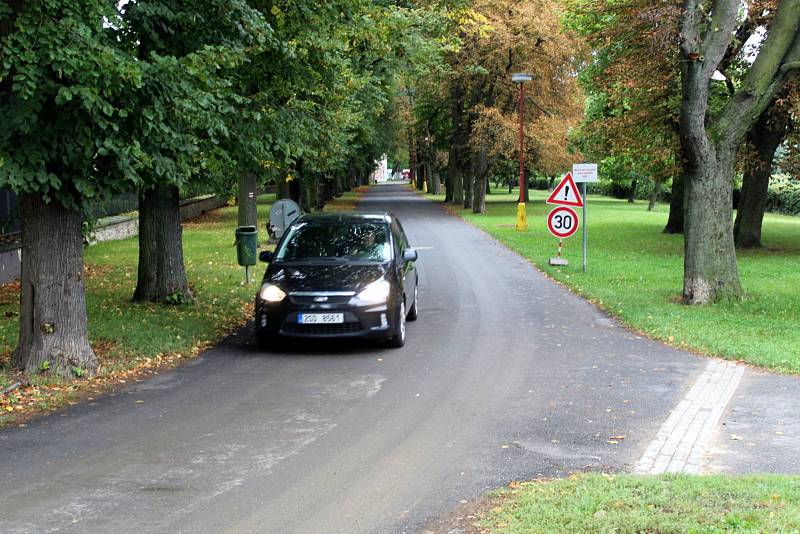 Řidiči dostali výjimku a mohou jezdit ulicí Paroubkova kolem Bílé Růže dolů k parkovišti u pivovaru a pokračovat dále ulicí Labské nábřeží, která je za normálních okolností určena pouze pro cyklisty a chodce.