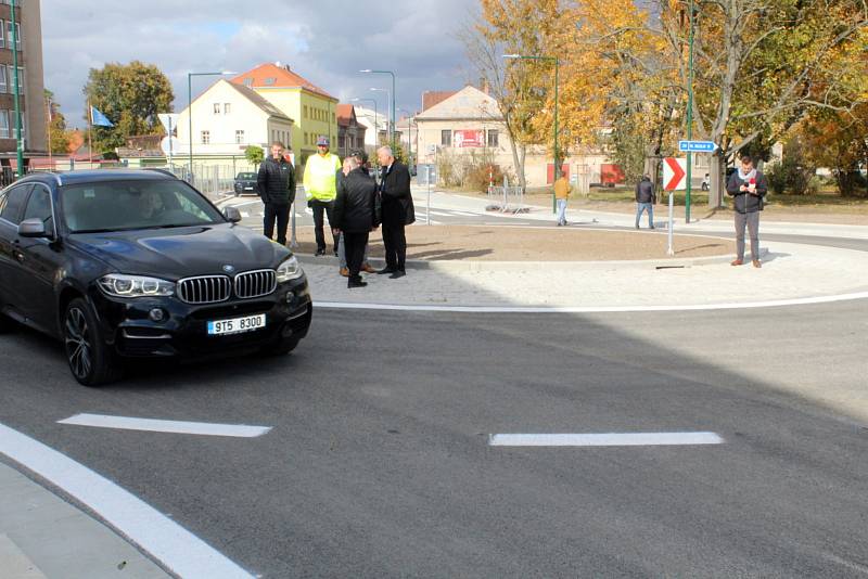 Z otevření kruhového objezdu u bazénu a budovy policejního ředitelství v Nymburce.