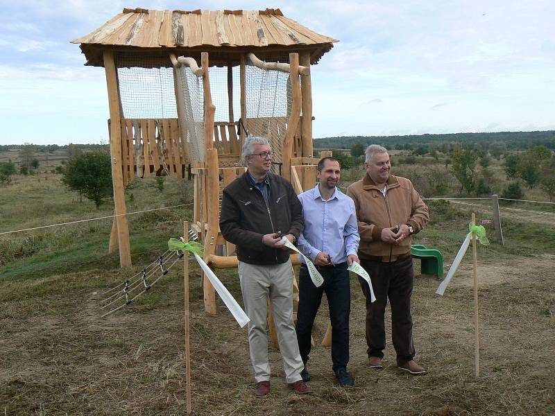 V neděli dopoledne slavnostně otevřeli vyhlídky u Milovic. 