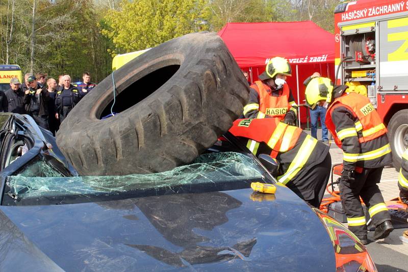 Z krajské soutěže profesionálních hasičů ve vyprošťování zraněných osob z havarovaných vozidel v Poděbradech.