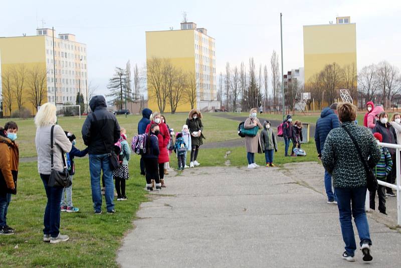 Část tříd nymburských škol zůstává v karanténě. Snímky jsou z loňského návratu žáků ZŠ Letců R.A.F. do školy po delším uzavření kvůli koronaviru.