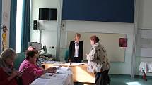 Během asi půlhodinové návštěvy Nymburského deníku volilo v sobotu před polednem na ZŠ Komenského ve dvou okrscích jen pár lidí.