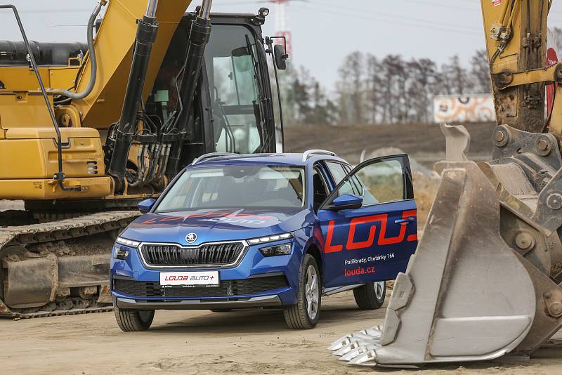 Ze slavnostního ukončení hrubé stavby budoucího autobazaru společnosti Auto Louda ve Vrbové Lhotě.