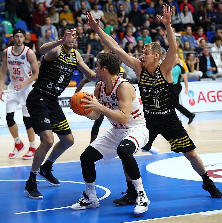 Z basketbalového utkání Ligy mistrů Nymburk - Tenerife (68:78)