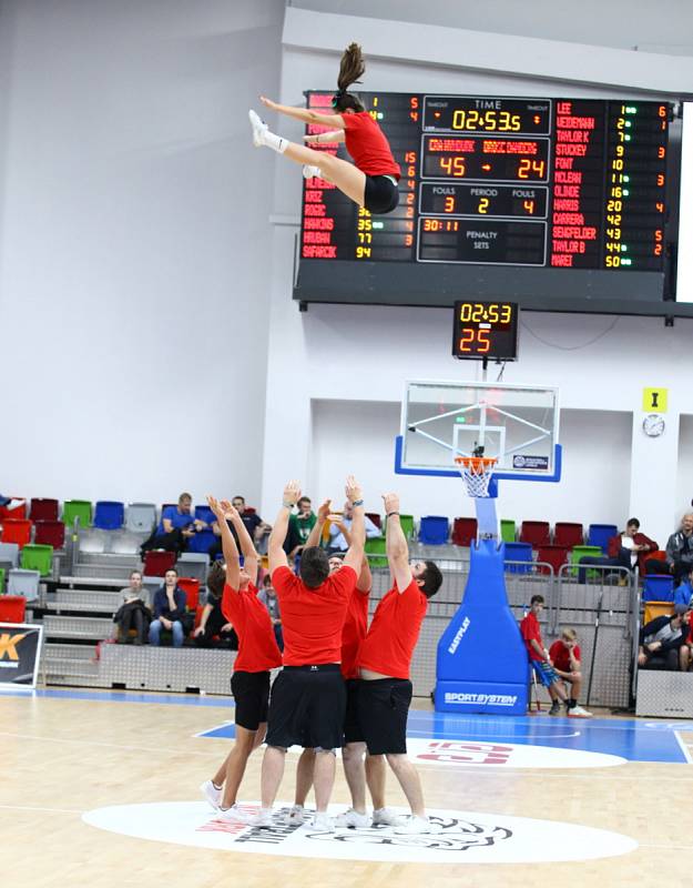 Z basketbalového utkání Ligy mistrů Nymburk - Bamberg (91:71).