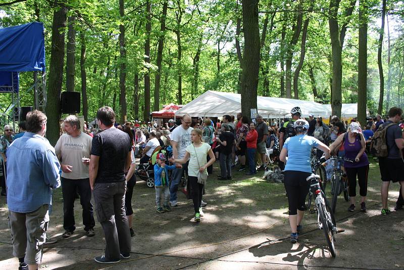 Z jednoho z předchozích setkání v zahradě Lesního ateliéru Kuba, které nese název Hrabalovo Kersko.