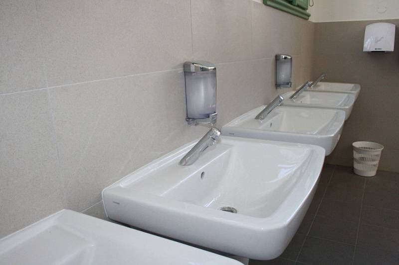 S více než osmiměsíčním zpožděním byla dokončena přístavba s dívčími toaletami na nymburském gymnáziu.