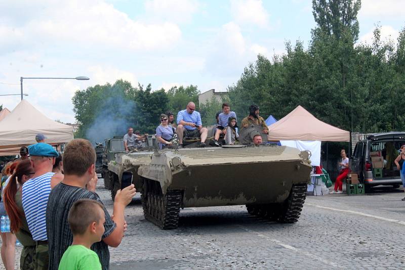 Z oslavy 30 let od odchodu posledních sovětských okupačních vojáků v Milovicích.