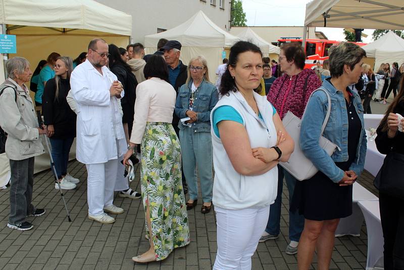 Oslavy 140 let existence nymburské nemocnice vypukly ve čtvrtek dvě hodiny po poledni přímo v nemocničním areálu.